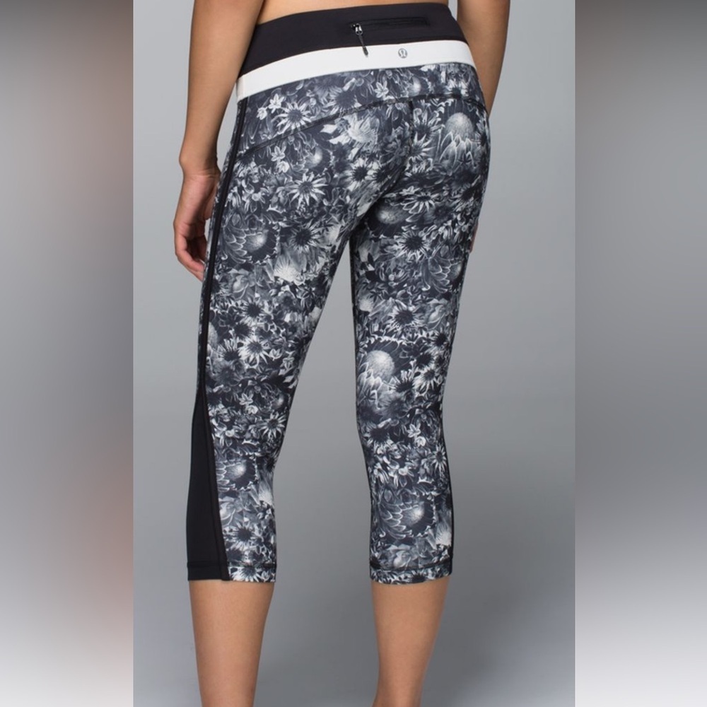 113. Lululemon Up The Pace Crop
Flowabunga Black Angel Wing / Black / Angel Wing - Picture 2 of 13